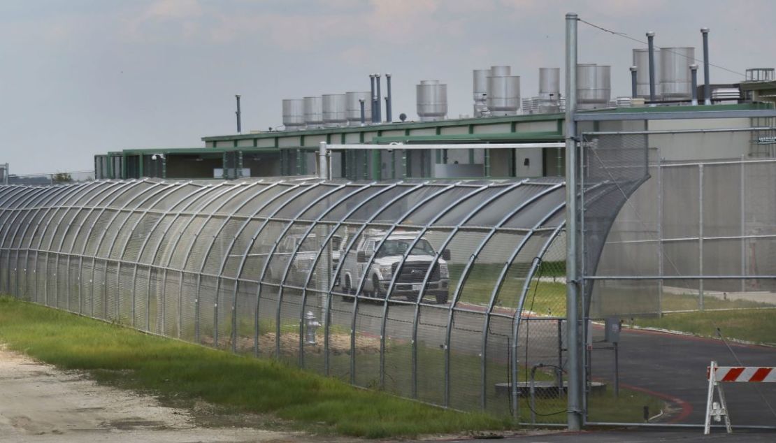 Badar Khan Suri fue arrestado en las afueras de Washington y trasladado al Centro de Detención Prairieland en Alvarado, Texas.