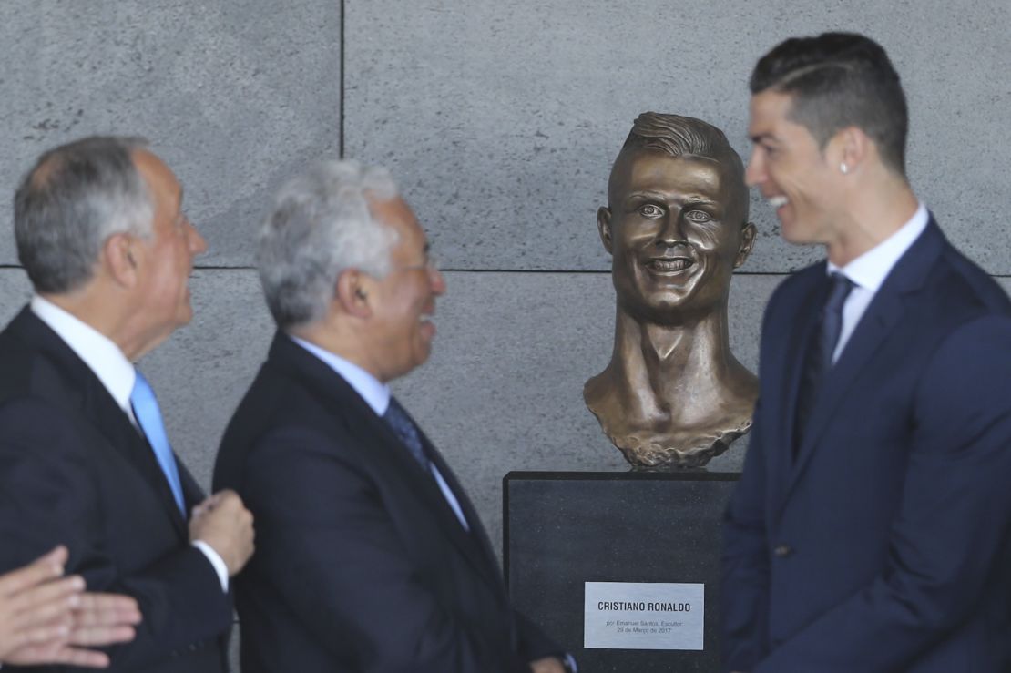 Portuguese President Marcelo Rebelo de Sousa (left), former Portuguese Prime Minister António Costa (center) and Ronaldo stand next to a bust of the 2017 player.