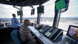 Controladores de tráfico aéreo de la FAA trabajan en la torre del Aeropuerto Internacional de Dulles en Sterling, Virginia.