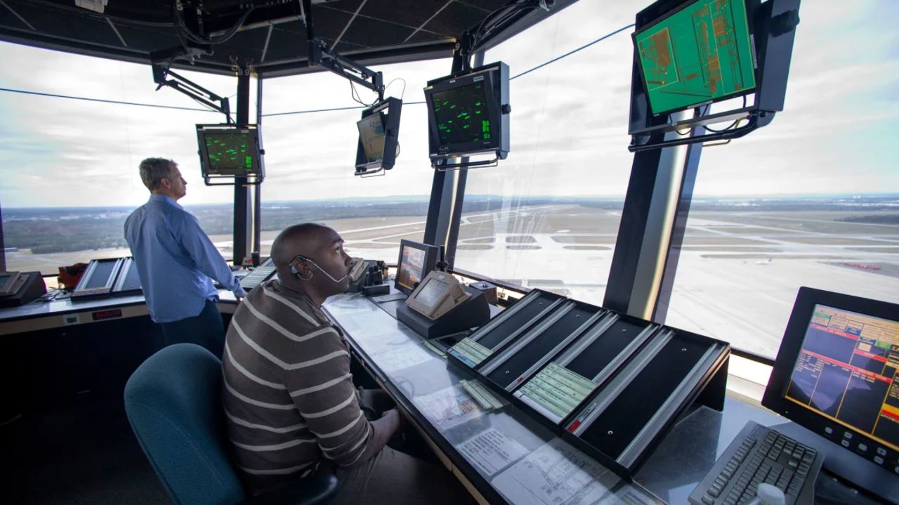 Controladores de tráfico aéreo de la FAA trabajan en la torre del Aeropuerto Internacional de Dulles en Sterling, Virginia.
