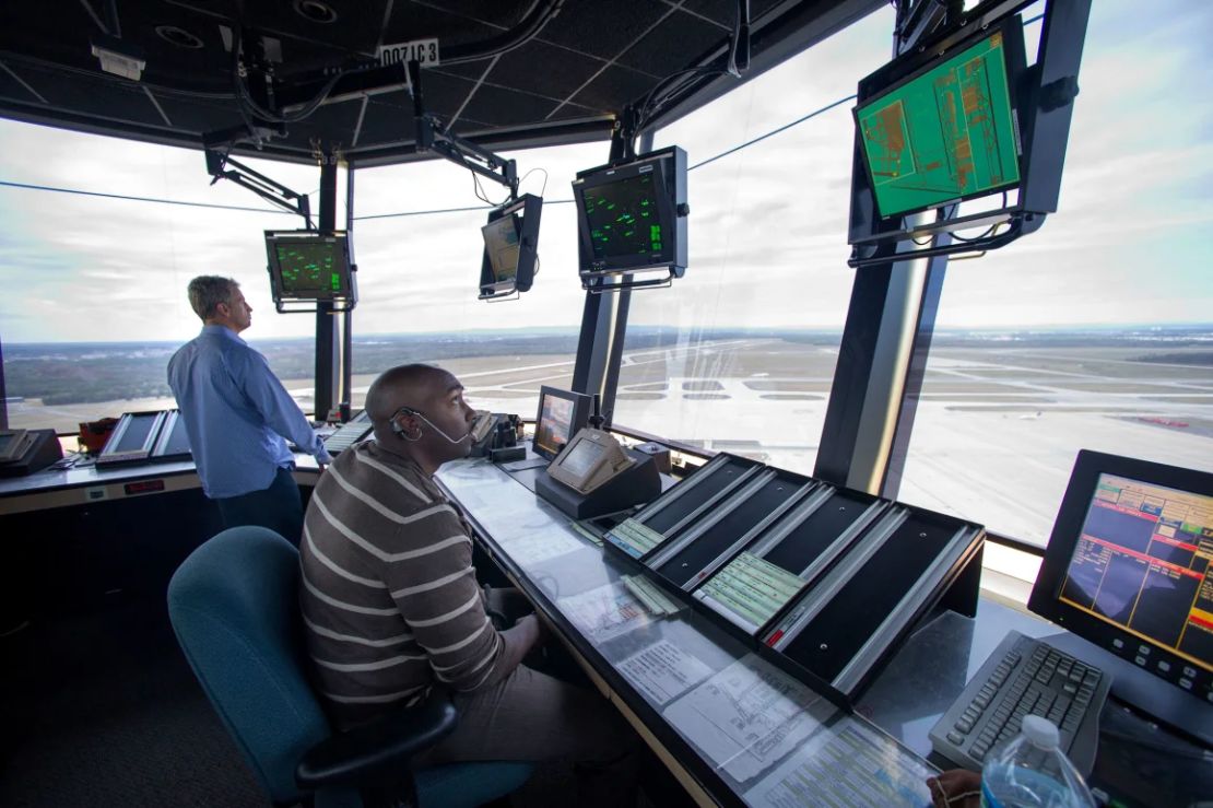 Controladores de tráfico aéreo de la FAA trabajan en la torre del Aeropuerto Internacional de Dulles en Sterling, Virginia.