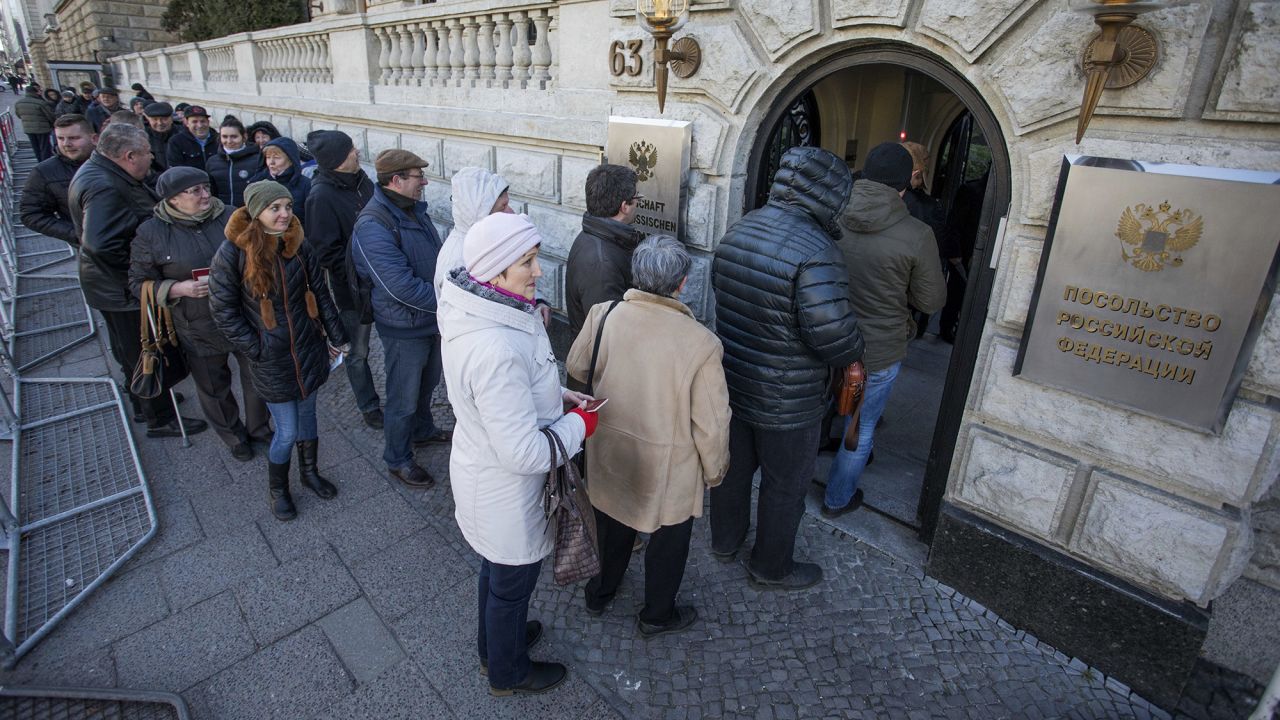 18 March 2018, Germany, Berlin: People queueing outside the Russian embassy to vote in the Russian presidential election. Photo by: J'rg Carstensen/picture-alliance/dpa/AP Images