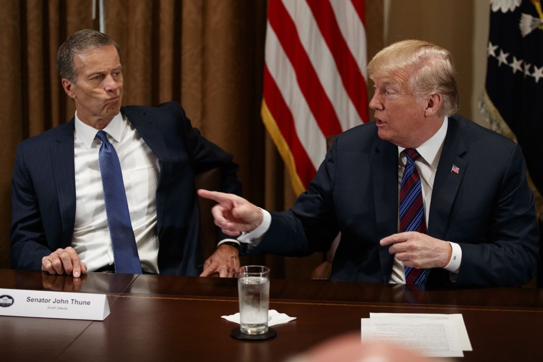 Nesta foto de 2018, o senador John Thune ouve o presidente Donald Trump falar durante uma reunião com governadores e legisladores na Sala do Gabinete da Casa Branca em Washington, DC.