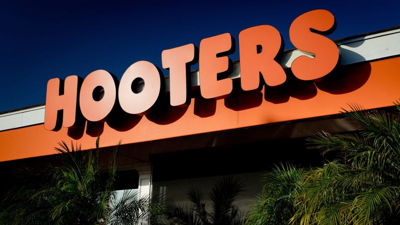 Hooters затваря няколко „слабо представящи се“ ресторанта