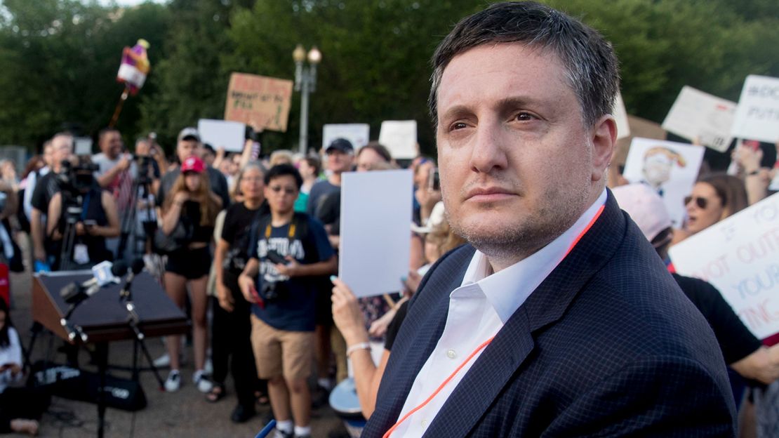 Philippe Reines, konsultan politik yang menggantikan Donald Trump selama persiapan debat Hillary Clinton pada pemilihan 2016, bersiap untuk berbicara di sebuah protes di luar Gedung Putih, Selasa, 17 Juli 2018, di Washington.