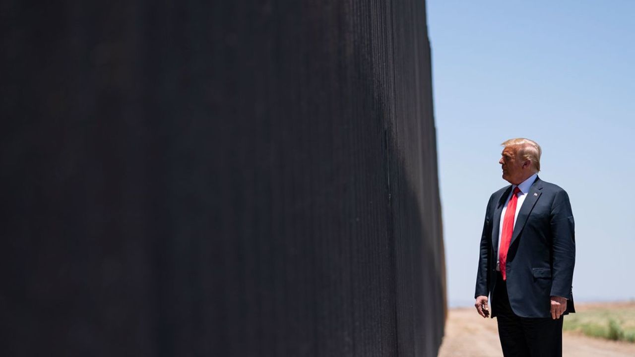 En esta fotografía del 23 de junio de 2020, el presidente Donald Trump recorre una sección del muro fronterizo en San Luis, Arizona.