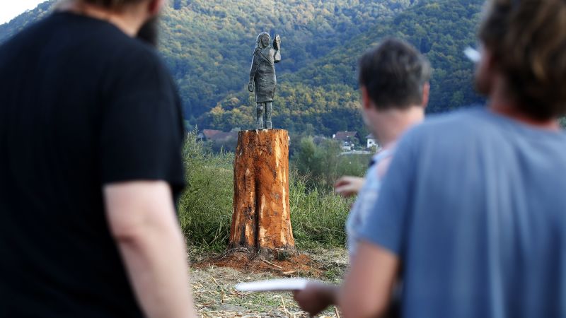 Бронзова статуя на Мелания Тръмп в близост до родния й
