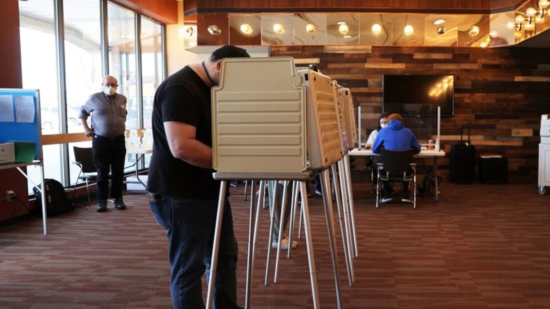 Un hombre llena su papeleta electoral tras registrarse para votar en la Iglesia Vanguard de Colorado Springs, Colorado, el 3 de noviembre de 2020. La iglesia servía como lugar donde los votantes podían registrarse, entregar sus papeletas o llenar una papeleta en persona.