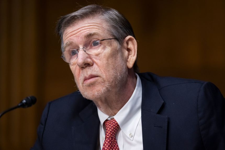 Voormalig FDA -commissaris, Dr. David Kessler spreekt tijdens een hoorzitting van de Senaatsgezondheid, onderwijs, arbeid en pensioenen op Capitol Hill, op 11 mei 2021.