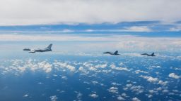 Dans cette photo publiée par l'agence de presse Xinhua, Aircraft of the Eastern Theatre Command of the Chinese's Liberation Army (PLA) organise des exercices de formation au combat conjoint autour de l'île de Taïwan, le 7 août 2022.