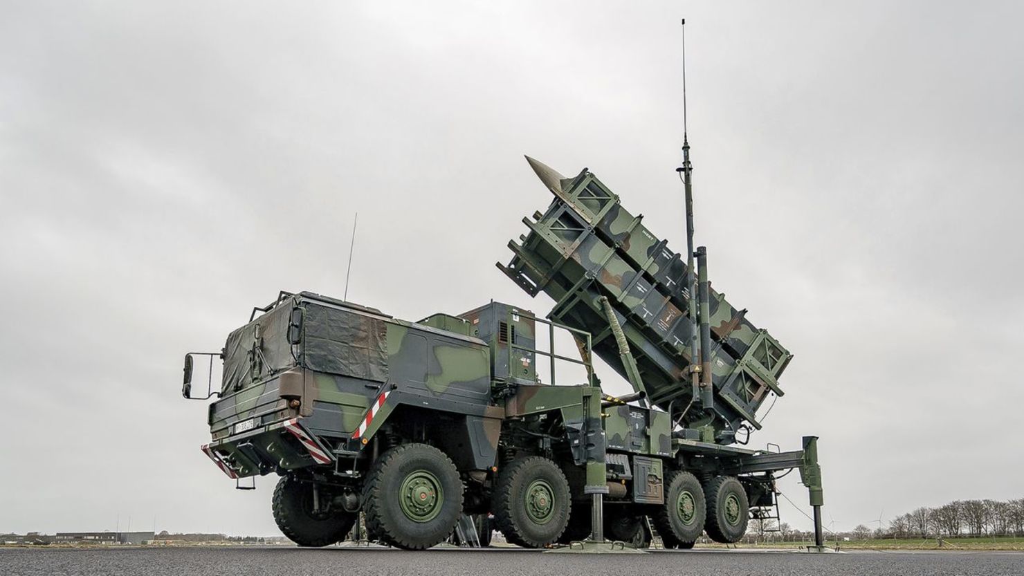 Un sistema de misiles antiaéreos Patriot listo para el combate en el aeropuerto militar de Schwesing, en Alemania.