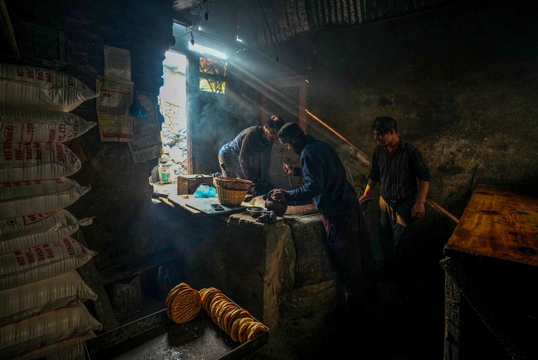 Kandurs (bakers) make and sell bread in kandarwans (bakeries).