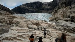 Los turistas caminan para visitar el glaciar Nigardsbreen en Jostedal, Noruega, en agosto de 2022.