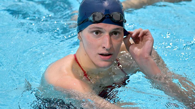 Транссексуалната плувкиня Лиа Томас губи предизвикателството на правилата, забраняващи й участие в елитни състезания за жени
