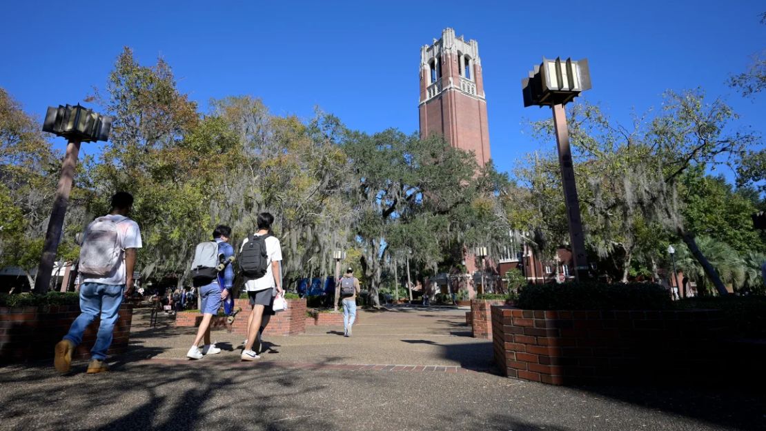 Estudiantes caminan por el campus de la Universidad de Florida en Gainesville en 2022. La universidad confirmó el viernes la firma de un acuerdo que permite a las fuerzas del orden locales actuar como agentes de inmigración.