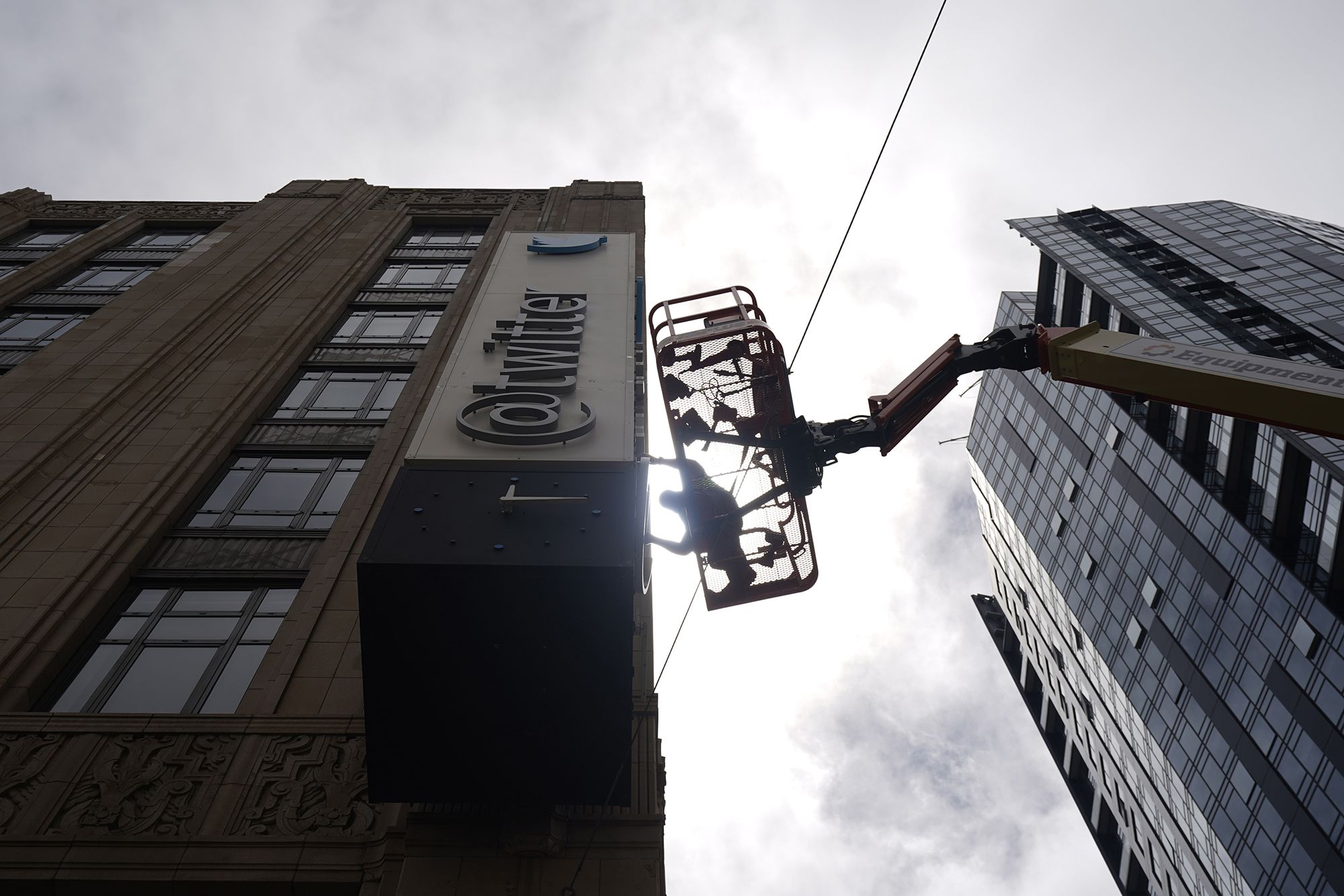 Ambitious' Apple Store Put Up For Sale by Chicago Landlord - WSJ