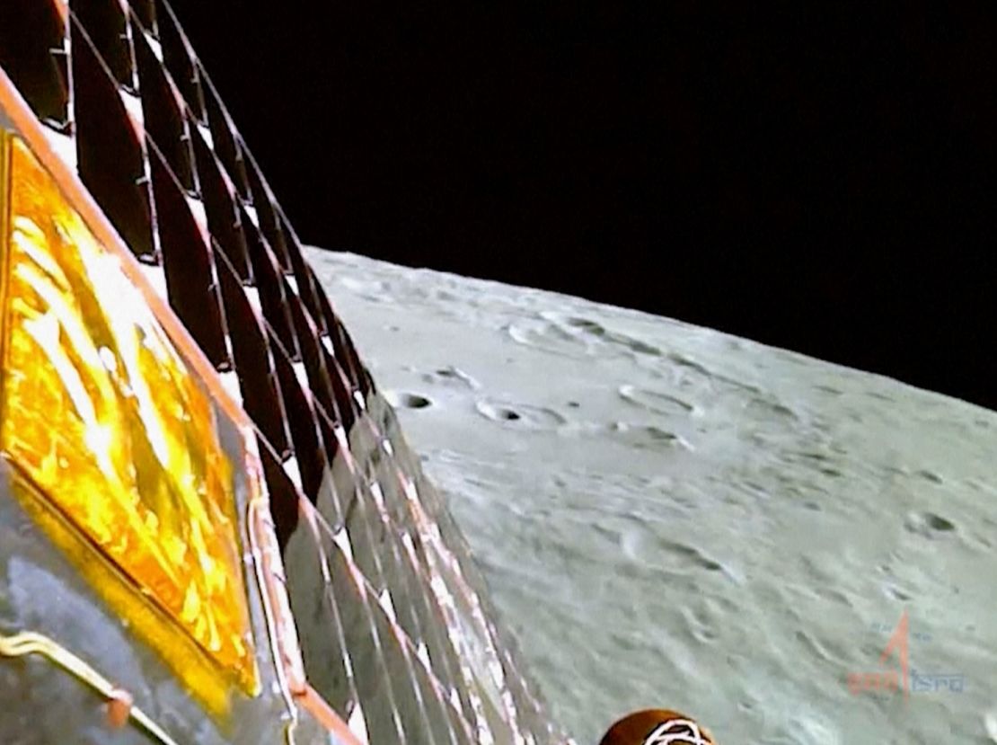 インド宇宙研究機関が提供したビデオの画像には、2023年8月23日にチャンドラヤーン3号宇宙船が着陸の準備をしているときの月面が写っている。インドは、月の南極地域に宇宙船を着陸させた最初の国となった。