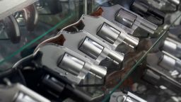 Um vendedor organiza uma exibição de armas em uma loja de armas de fogo em Burbank, Califórnia.