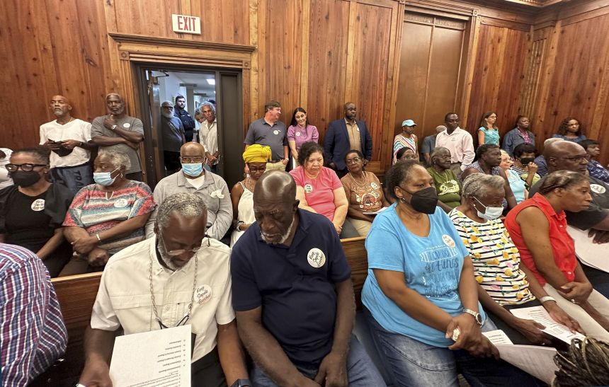 Les résidents, les propriétaires fonciers et les partisans de la communauté Hogg Hummock sur l'île de Sapelo remplissent une salle d'audience le 12 septembre 2023, à Darien, en Géorgie.