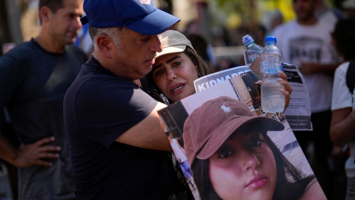 Eli, a la izquierda, y Shira, padres de Liri Albag, sostienen su fotografía en una protesta para exigir la liberación de los rehenes en Tel Aviv, Israel, en octubre de 2023.