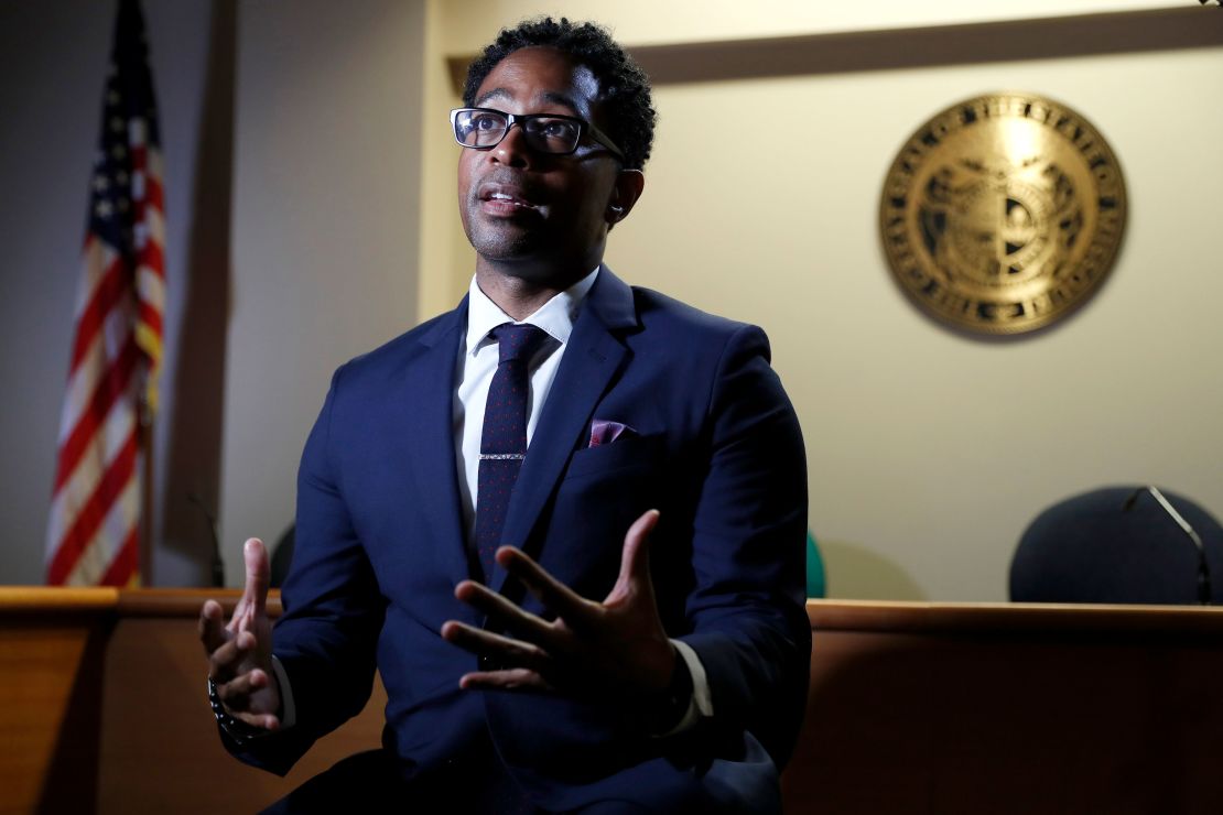 Nesta foto de arquivo de 29 de julho de 2019, o promotor do condado de St. Louis, Wesley Bell, fala durante uma entrevista em Clayton, Missouri.