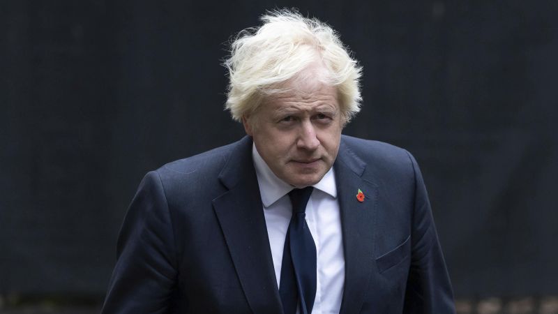 Místní volby ve Spojeném království: Bývalý premiér Boris Johnson odešel z volební místnosti poté, co si zapomněl občanský průkaz