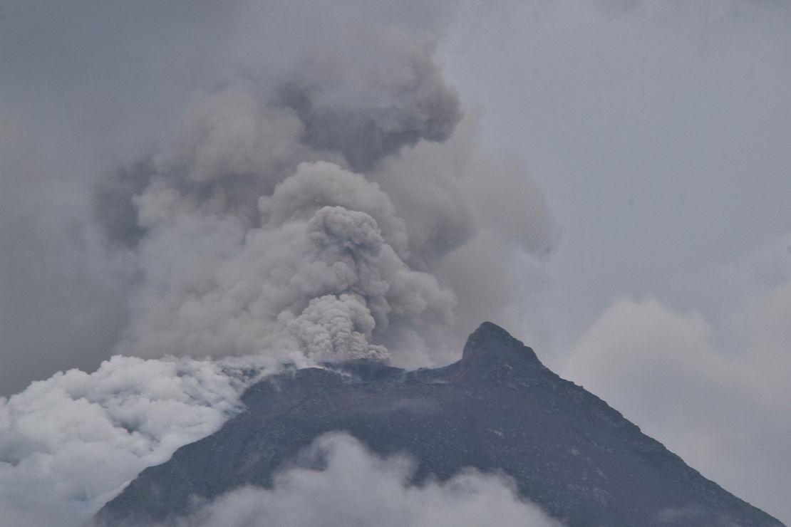 Gunung Lewotobi Laki-Laki memuntahkan material vulkanik dari kawahnya pada letusan sebelumnya di Flores Timur, Indonesia, pada 14 Januari 2024.