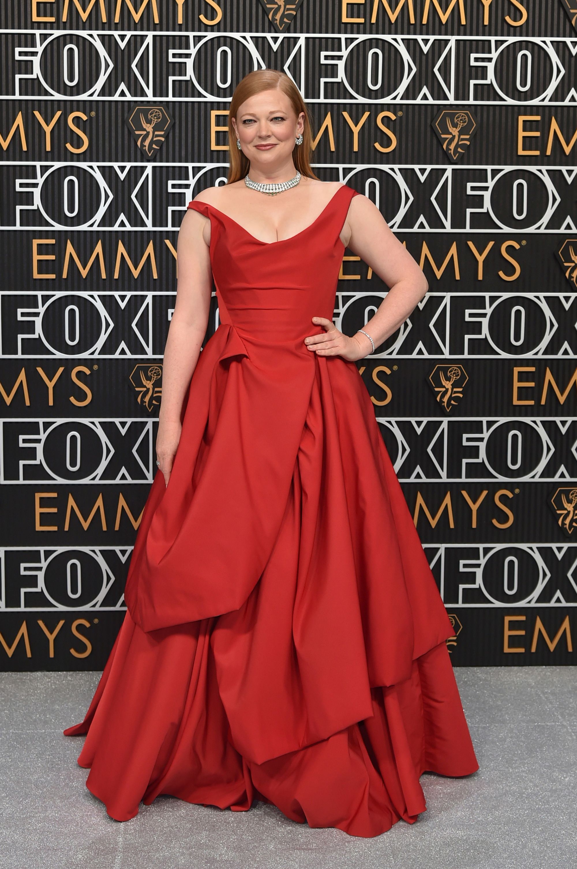 “Succession” star Sarah Snook channeled old Hollywood glamour a red Vivienne Westwood gown and diamond-encrusted Cartier jewels.
