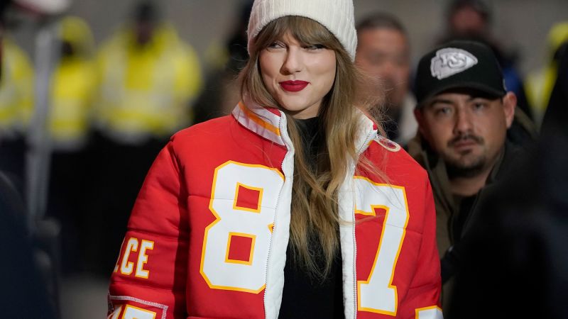 Дизайнерът зад вирусното пухено палто на Тейлър Суифт вече има сделка с NFL