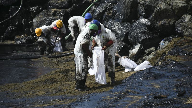 Мистериозен петролен разлив предизвика национална извънредна ситуация в Тринидад и Тобаго