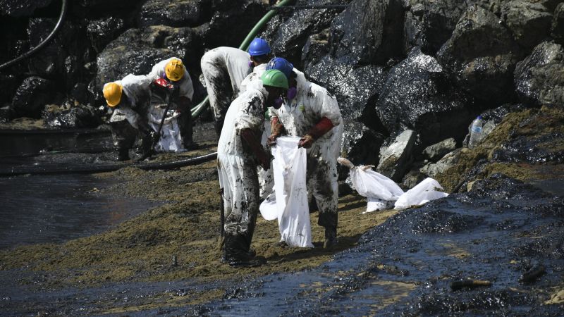 Trinidad en Tobago roepen een ‘nationale noodtoestand’ uit nadat een olielek uit een mysterieus schip de stranden vervuilt