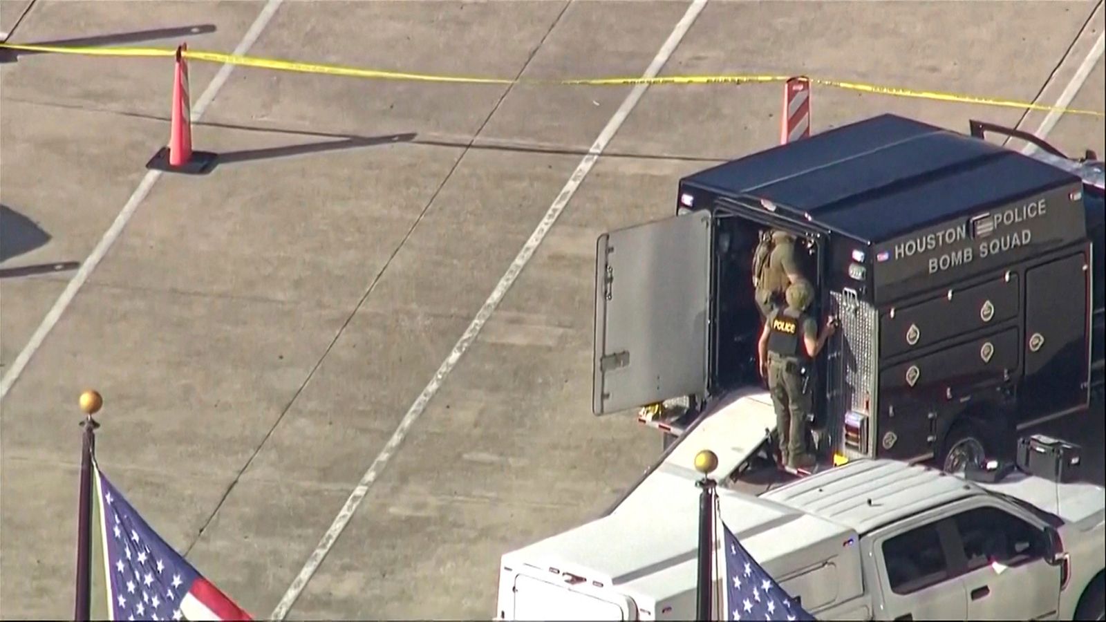 Dans cette capture d'écran tirée d'une vidéo fournie par KTRK-TV ABC13, des membres de la brigade anti-bombes de la police de Houston réagissent à la fusillade du 11 février 2024.