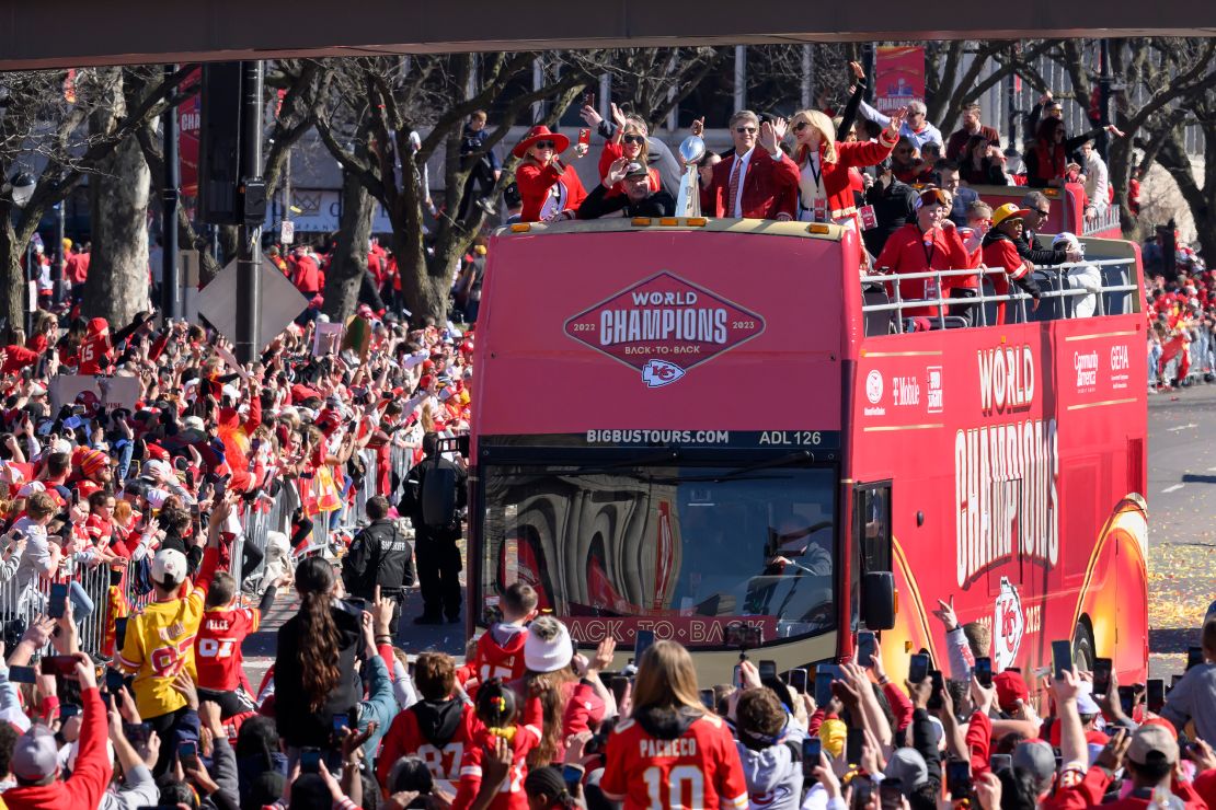 El presidente y director ejecutivo de los Kansas City Chiefs, Clark Hunt, sostiene el Trofeo Vince Lombardi mientras su autobús llega al mitin de la victoria en Kansas City, Missouri, el miércoles 14 de febrero de 2024.