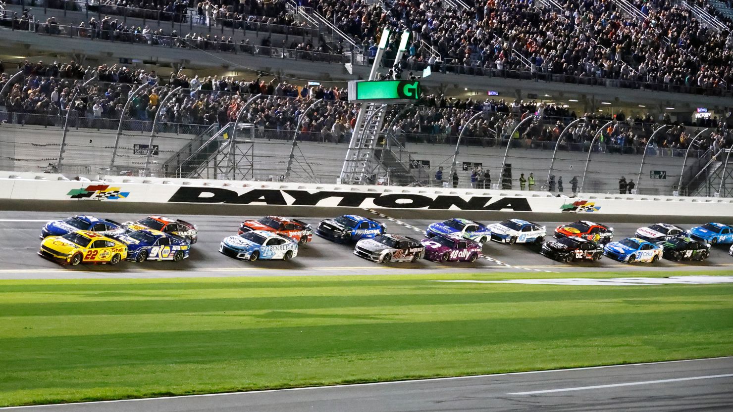 Joey Logano (22) leads the field to start the first of two Daytona 500 qualifying auto races at Daytona International Speedway on Thursday.