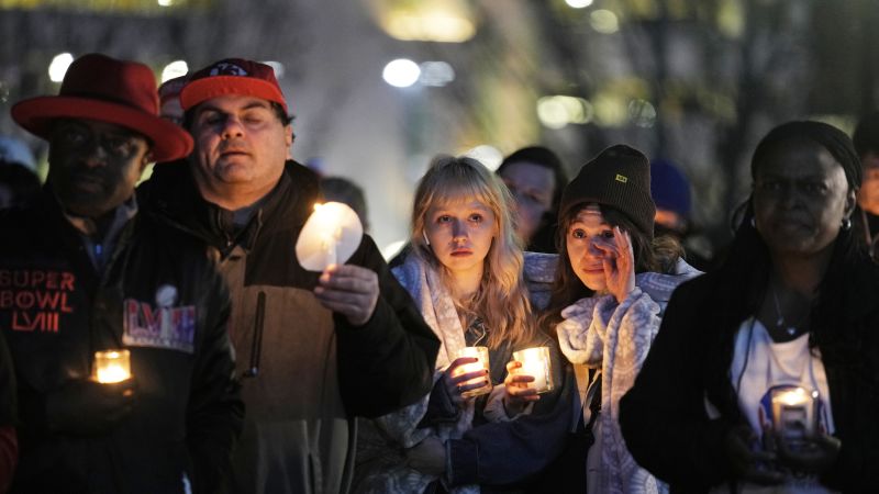 Канзас Сити продължи с траур след масова стрелба на митинга