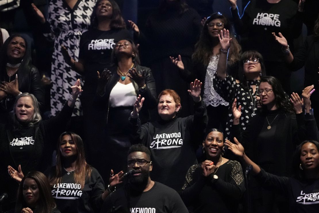 Les membres de la chorale de l'église Lakewood portent des chemises Lakewood Strong lors d'un service le dimanche 18 février 2024 à Houston.  Le pasteur Joel Osteen a accueilli les fidèles pour la première fois depuis qu'une femme avec un fusil de type AR a ouvert le feu sur sa méga-église du Texas dimanche dernier.