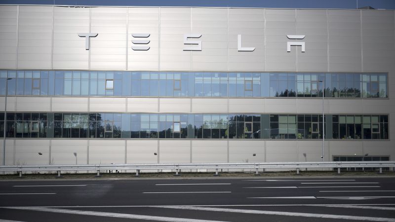 Електрозахранването на завода на Tesla близо до Берлин е прекъснато