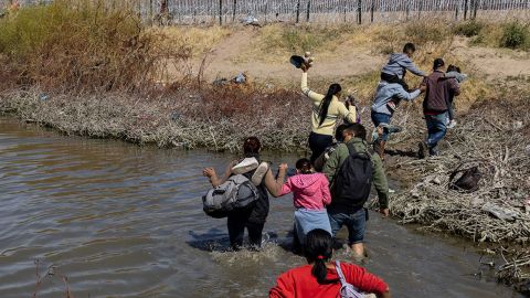 Hundreds of migrants are continuing to cross the border with Mexico despite the Texas National Guard's efforts to reinforce it and prevent irregular crossings. (Photo by David Peinado/NurPhoto via AP)