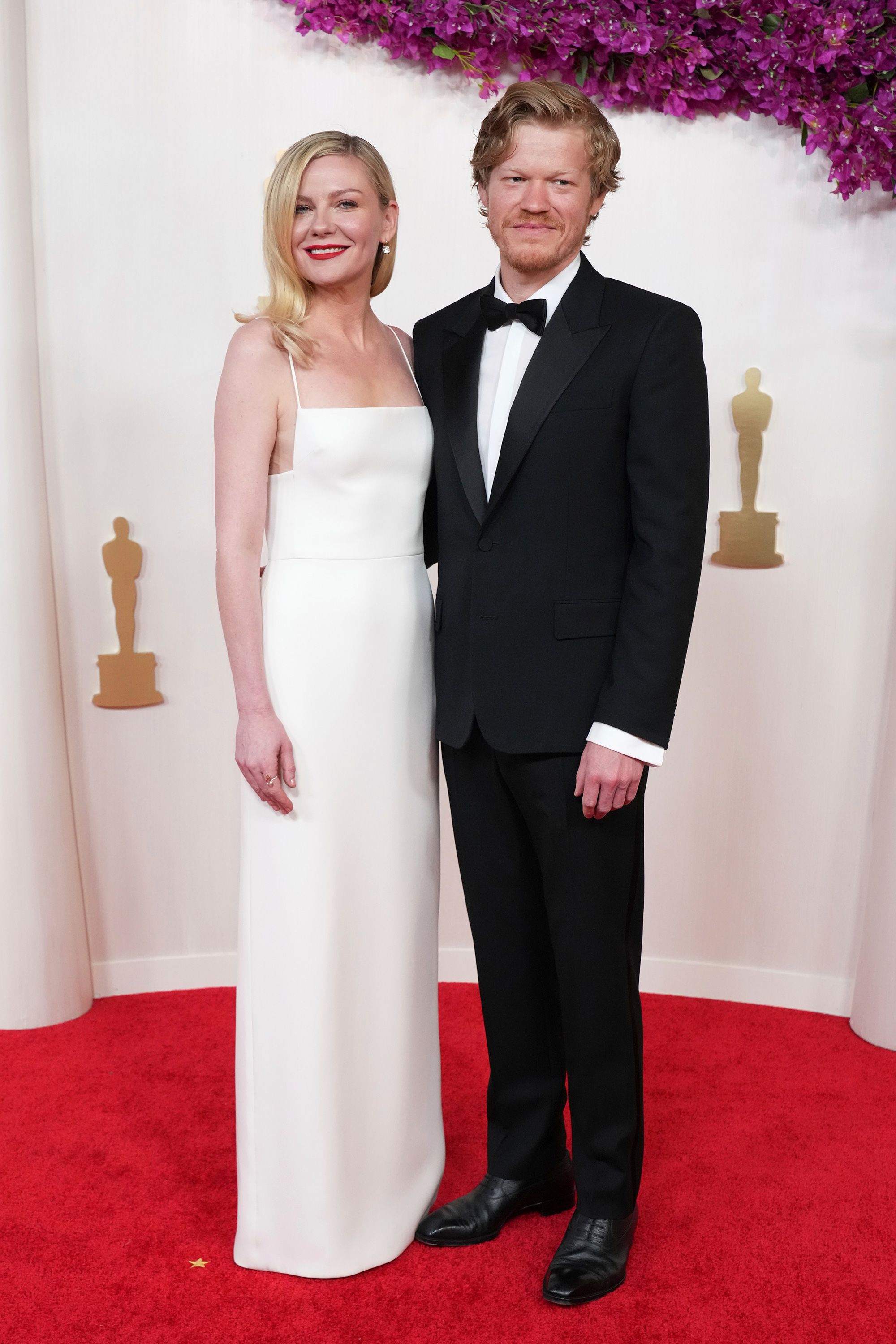 Kirsten Dunst, que chegou com o marido Jesse Plemons, usou um elegante vestido Gucci com decote acentuado e uma silhueta elegante que ia até o chão.  O ator completou o look com joias Fred Leighton.