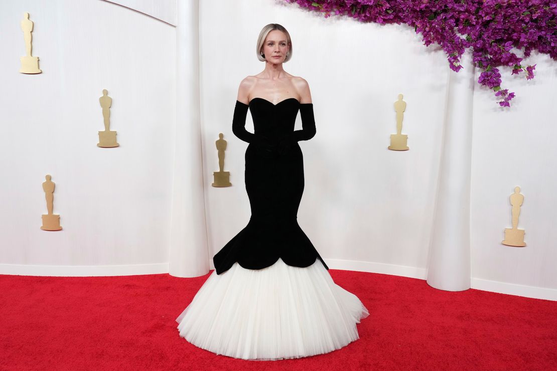 Carey Mulligan’s custom Balenciaga gown featured a classy flared mermaid skirt. The Best Actress nominee accessorized with Fred Leighton jewelry and was one of several stars to wear black evening gloves.