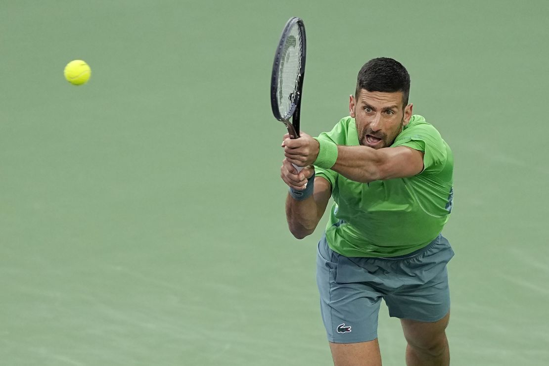 Djokovic devolve um chute contra Nardi.