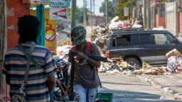 3월 11일 월요일, 아이티 포르토프랭스 델마스 6 인근에서 무장한 G9와 패밀리 갱단이 경비를 서고 있다.