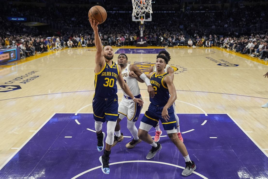 Steph Curry somou 31 pontos ao retornar de lesão.
