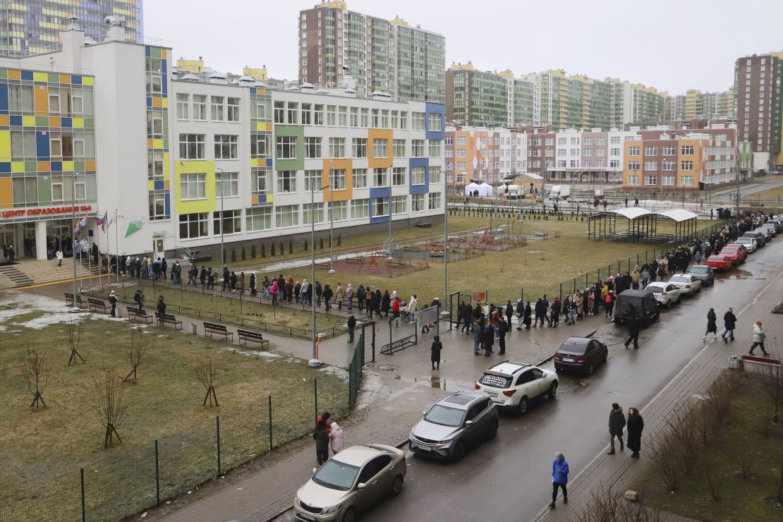 17 मार्च, 2024 को स्थानीय समय के अनुसार, सेंट पीटर्सबर्ग, रूस में एक मतदान केंद्र पर मतदाता कतार में प्रतीक्षा कर रहे हैं।