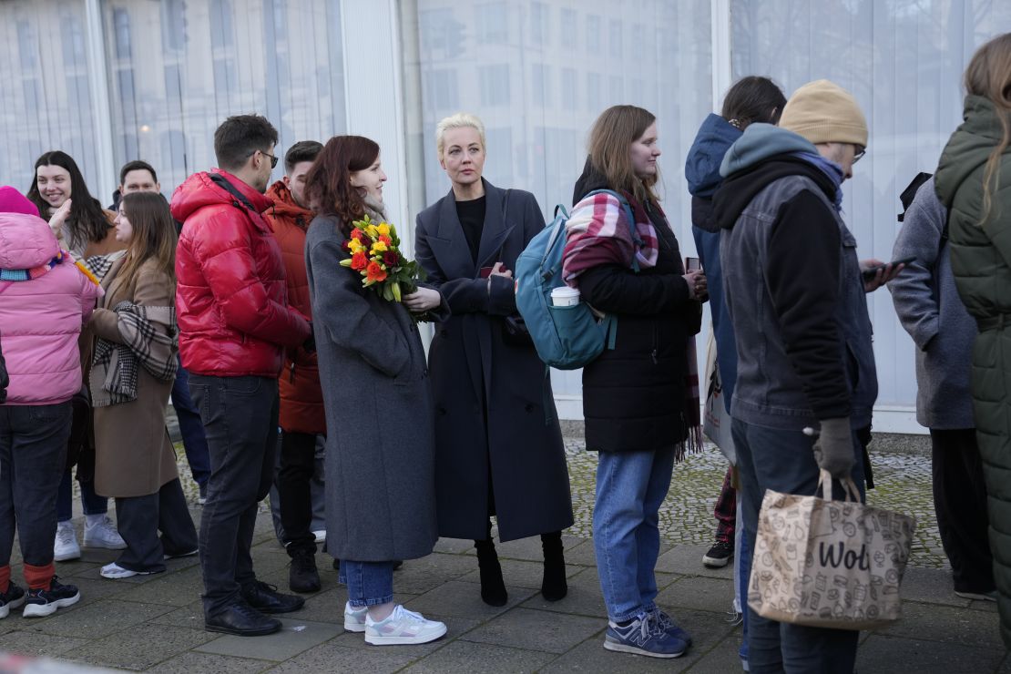 Навальныйгийн бэлэвсэн эхнэр Юлия Навальная 2024 оны 3-р сарын 17-ны үд дунд Германы Берлин хот дахь Оросын элчин сайдын яамны ойролцоо оочерлож байна.
