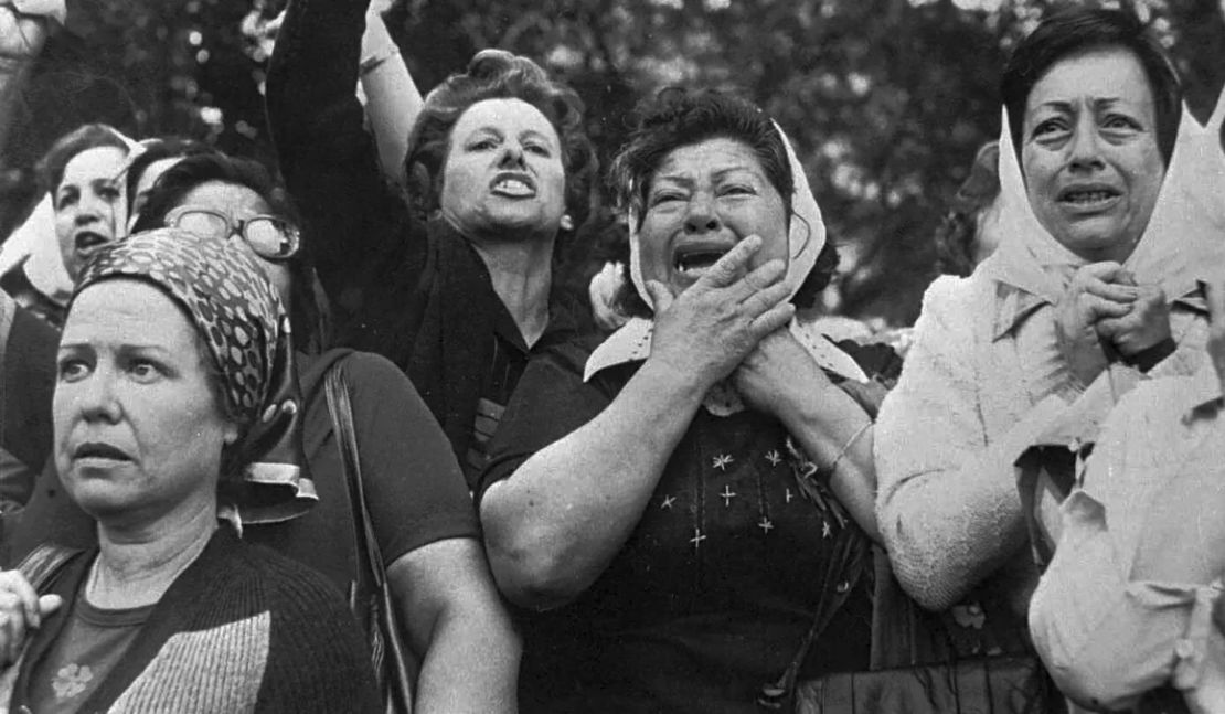  de Madres de Plaza de Mayo protestan en Buenos Aires, Argentina, el 21 de noviembre de 1977. Cada una tenía al menos un hijo "desaparecido" por el régimen militar.