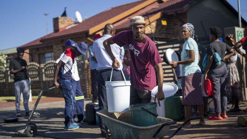 Сухите кранове са станали част от ежедневието в най-големия град на Южна Африка