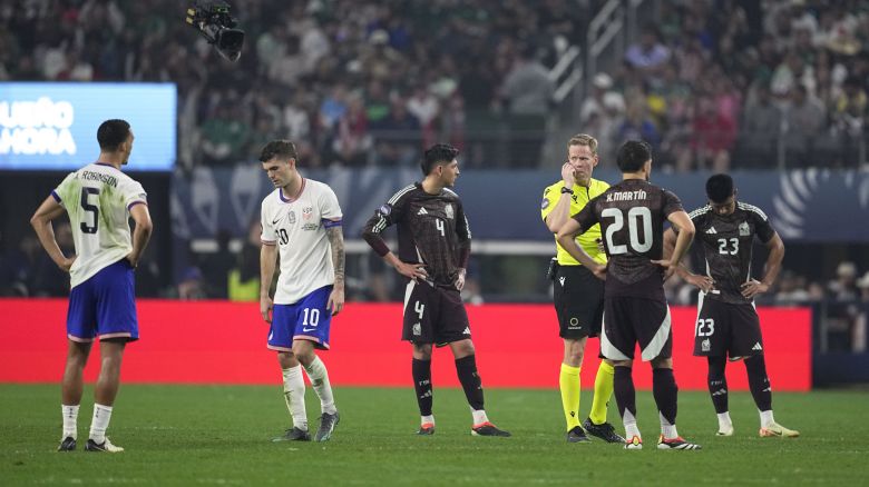 The CONCACAF Nations League final soccer match between Mexico and the United States is stopped due to discriminatory chants during the second half Sunday, March 24, 2024, in Arlington, Texas. (AP Photo/Tony Gutierrez )