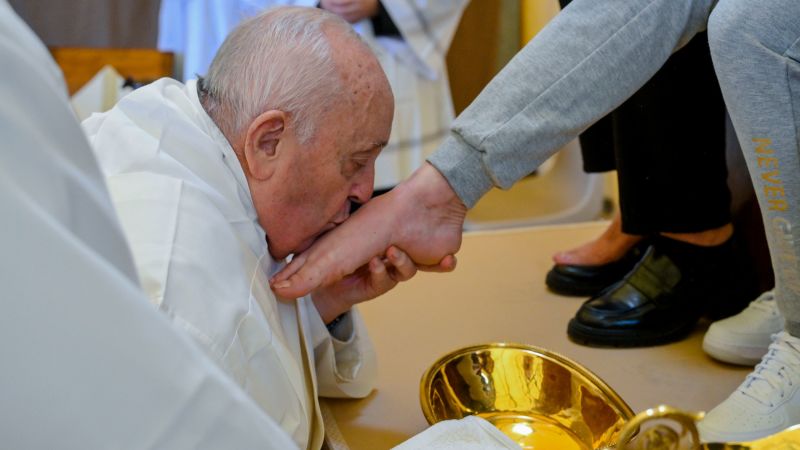 يكسر البابا فرانسيس تقليد الطقوس السنوية بغسل أقدام النساء فقط