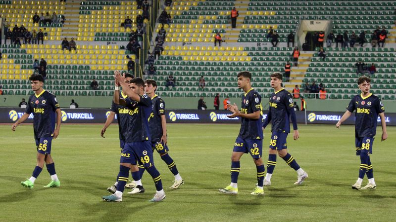 Играчите на Фенербахче напуснаха финала за Суперкупата след минута игра, докато клубът призовава за „рестартиране на турския футбол“